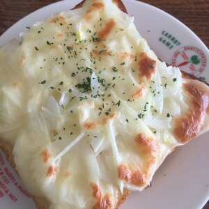 パン屋さんの味！とろ～りチーズの新玉ねぎ☆トースト